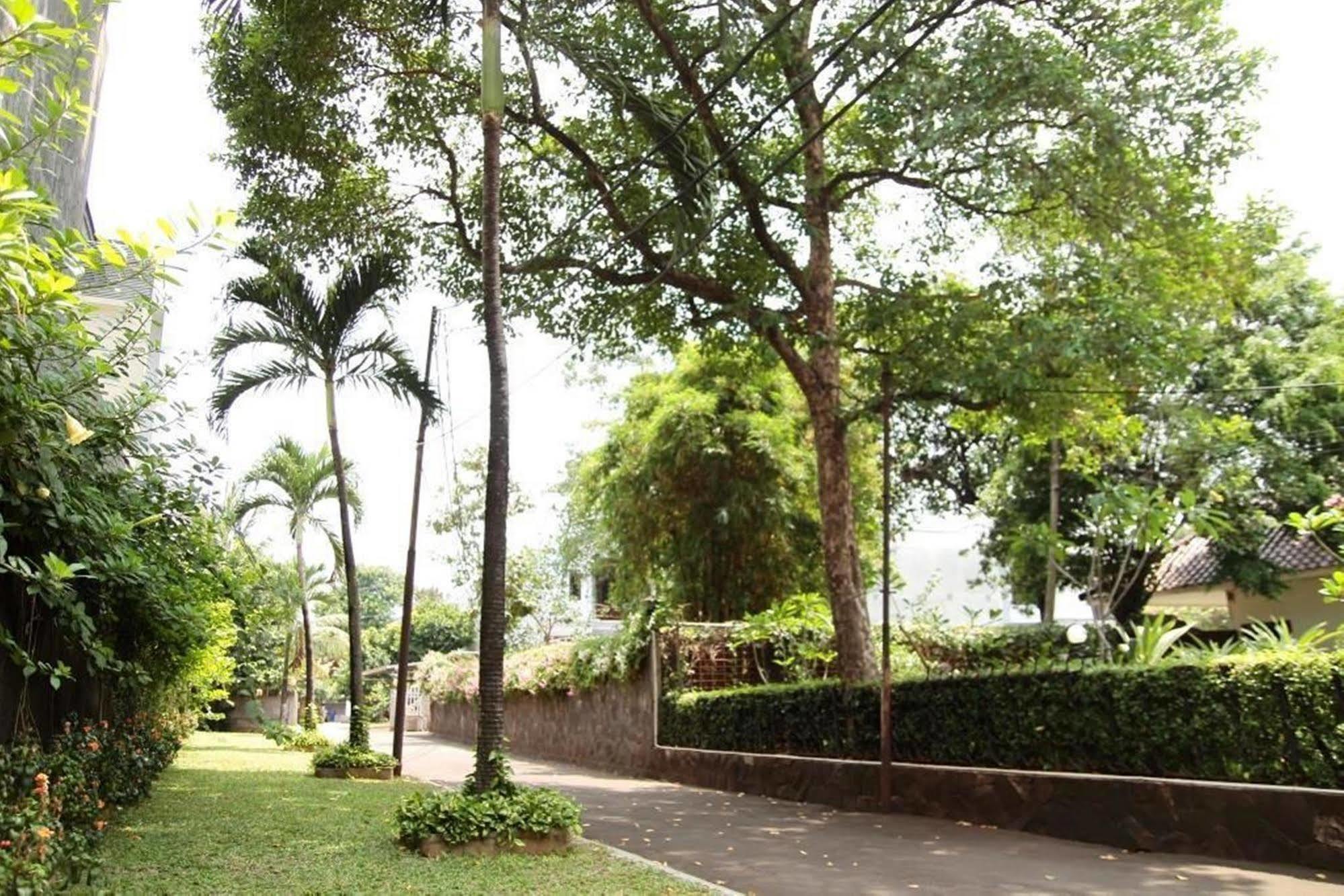 Reddoorz Plus Near Kemang Raya Yakarta Exterior foto